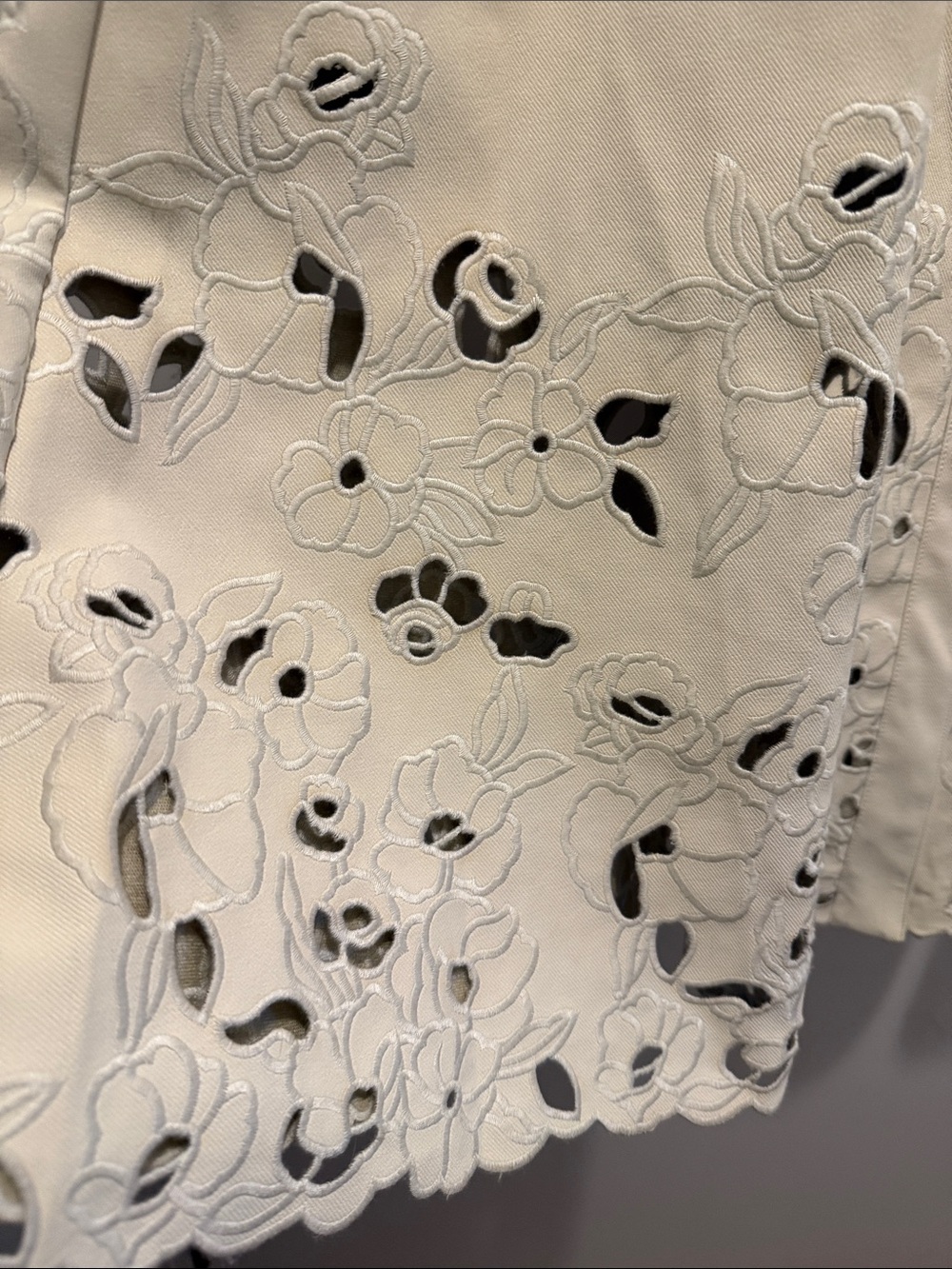 En Saison Sleeveless Cream Button-Down Midi Dress with Embroidered Hem - Picture 2 of 7